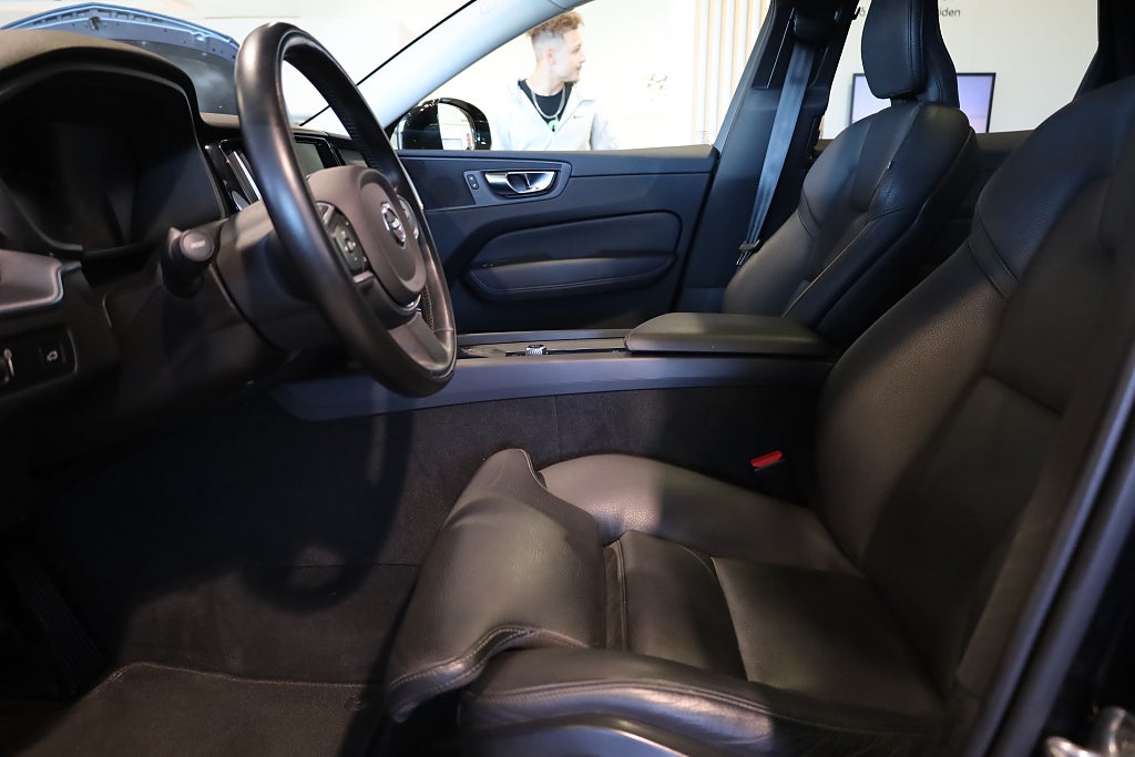 Volvo XC60 T5 AWD Geartronic Momentum Advanced Drag Pano Navi 2020