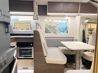 Husbil-halvintegrerad Adria Matrix Supreme 670 SL 9 av 31