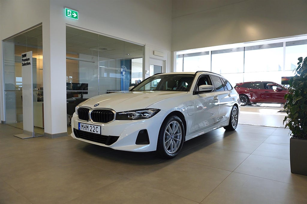 BMW 330e xDrive Touring Backkamera H K Rattvärme | Ränta 3,95%