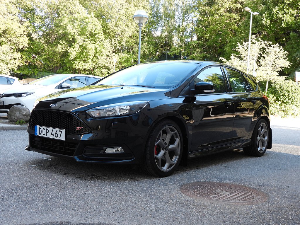 Ford Focus 2.0 ST 5-D 250HK 6800 MIL ACC MÅSTE SES