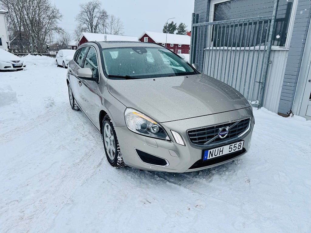 Volvo V60 D2 115HK MOMENTUM / DRAG / VÄRMARE / NAVI