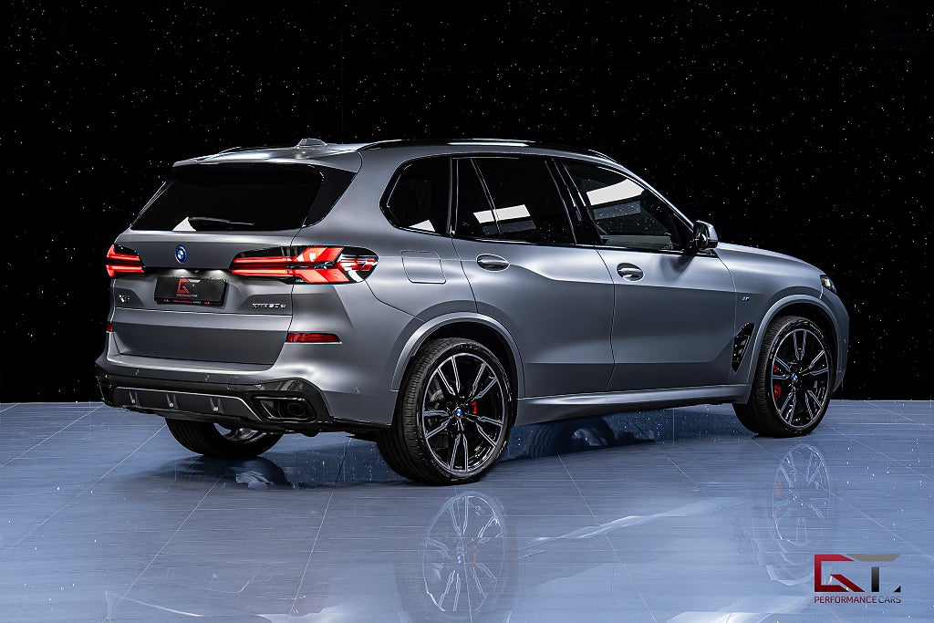 BMW X5 xDrive50e M-Sport Pro 2026 MOMS Frozen B&W Pano Sky 22"