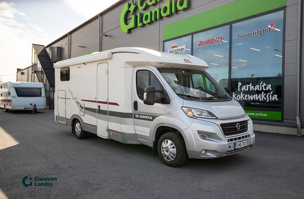 Adria Coral S 600 SL Axess **TRUMA GAS/EL, LÅNGBÄDDAR**