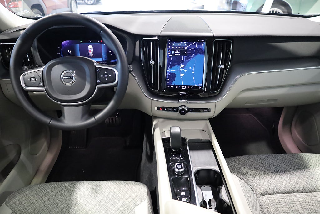 Volvo XC60 Recharge T6 350hk AWD Core Bright Pano Drag Leasbar 2023