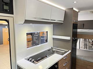 Husbil-alkov Adria CORAL XL 670 DK 17 av 29