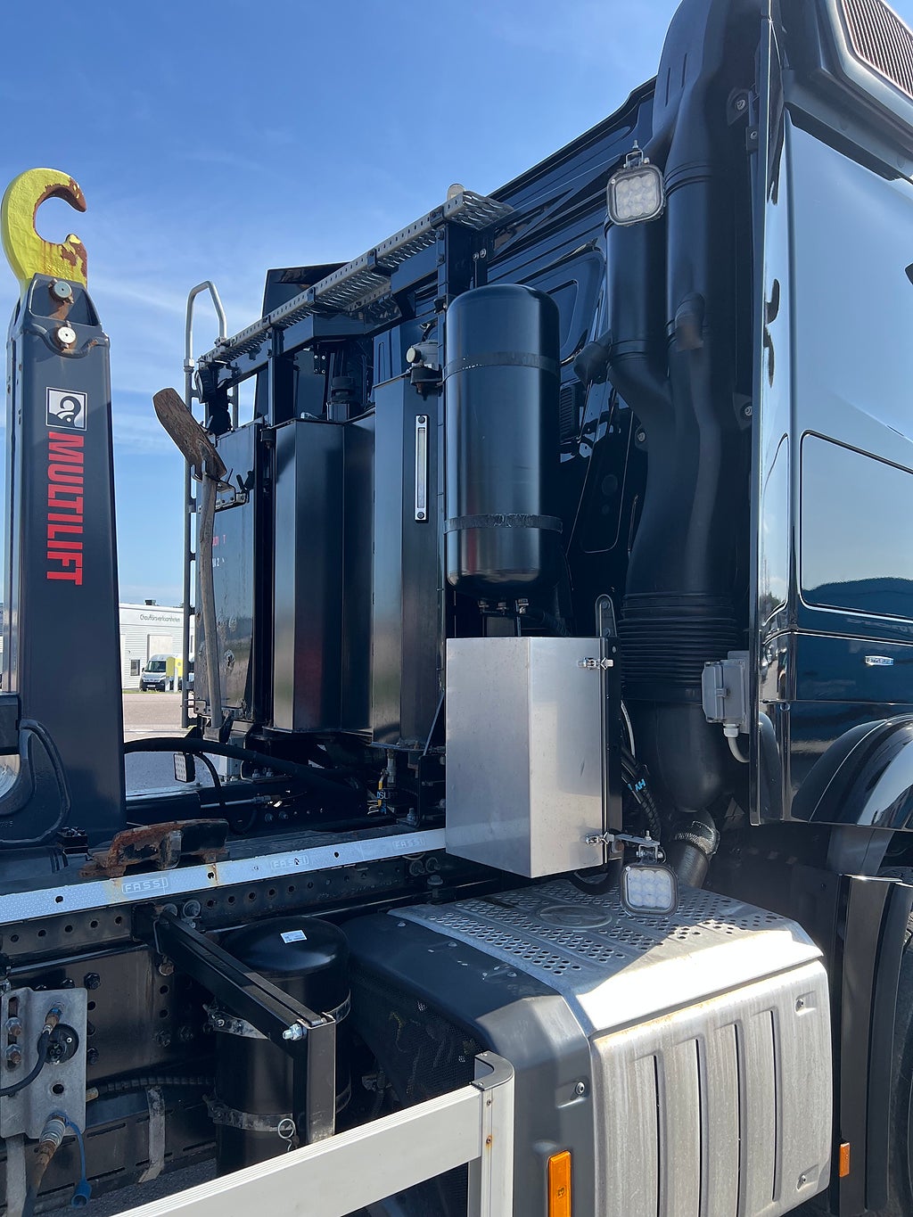 Mercedes-Benz Arocs 3251 Tridem Lastväxlare, Fullt Plogutrustad