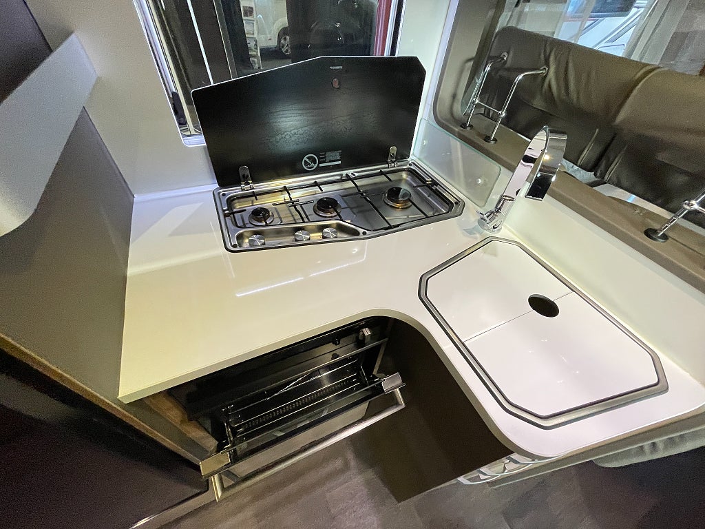 Adria Coral XL 670 SP Plus / El-patron / 5 bältad / Solcell / Dragkrok - Adria