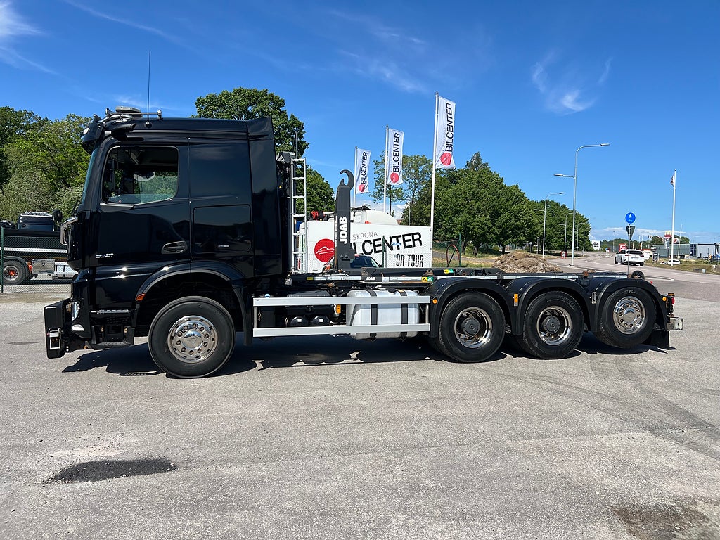 Mercedes-Benz Arocs 3251 Tridem Lastväxlare, Fullt Plogutrustad