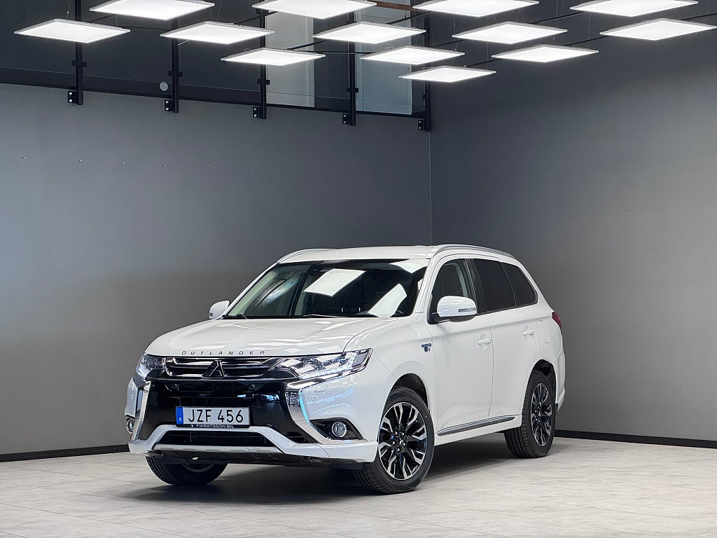 Mitsubishi Outlander PHEV CVT Comfort / B-kamera / Drag 