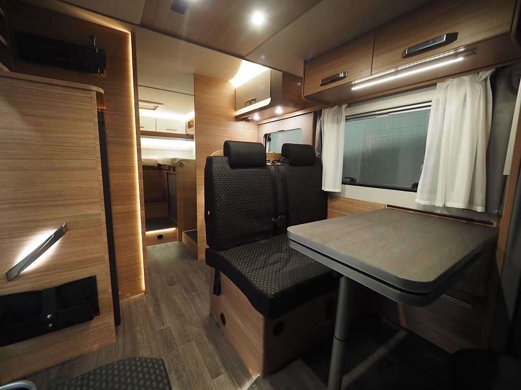 Weinsberg CaraSuite 700MEG 165hk I AUT I 3500kg I MOMS I Solcell I Backkam