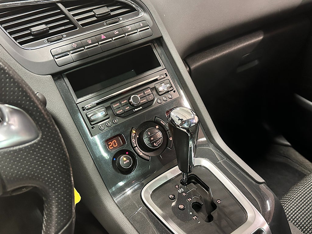 Peugeot 5008 Allure 1.6 BlueHDi 7-sits 120hk B-kam, Navi, Panorama thumbnail