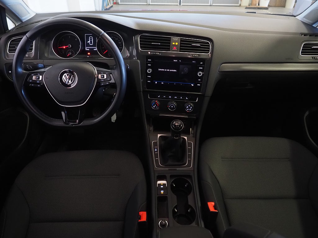 Volkswagen Golf 1.6 TDI 115hk D-Värmare Backkamera Adaptiv Farthållare 2018