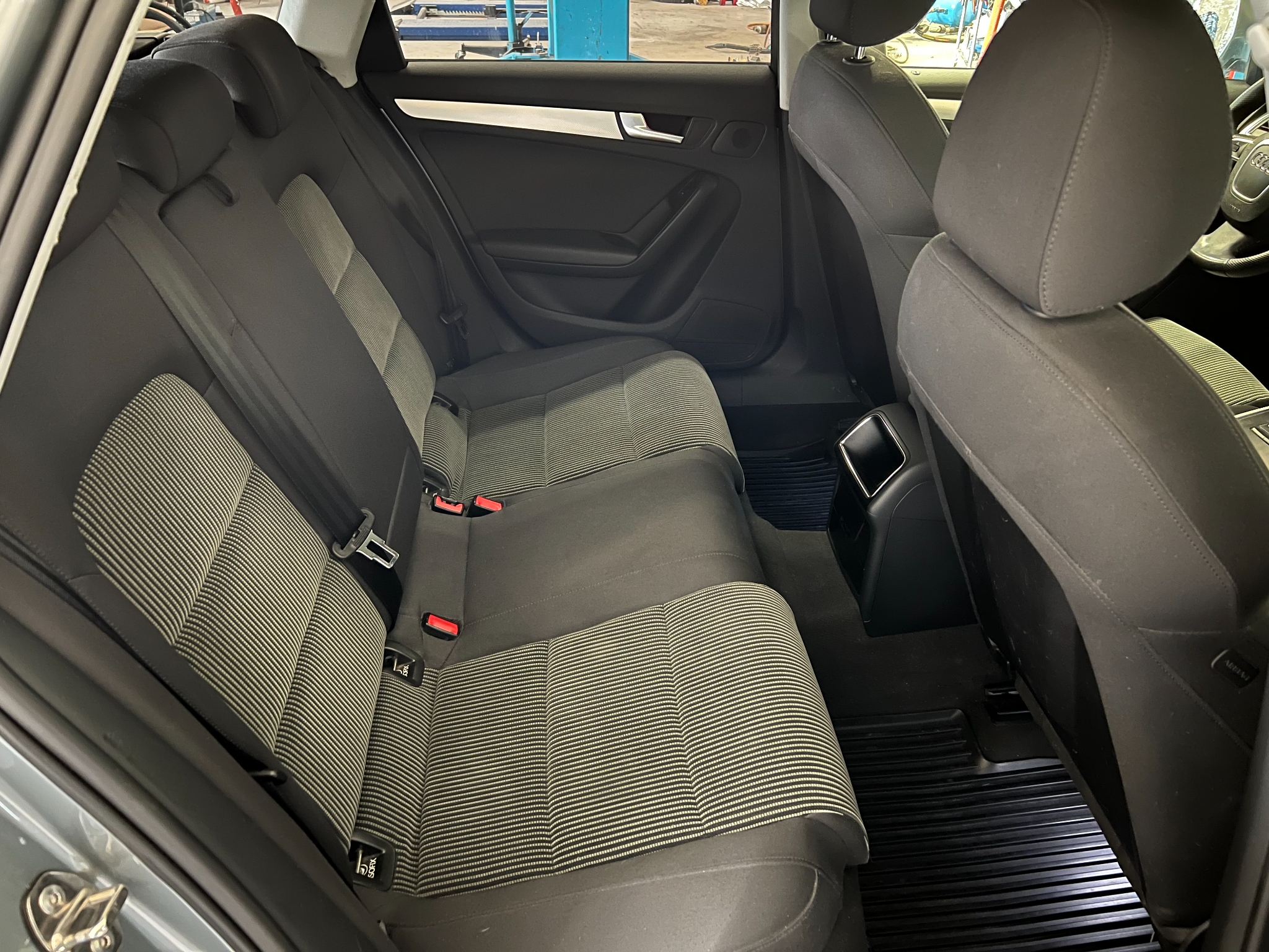 Audi A4 2.0 TDI 2009, bild 6/43