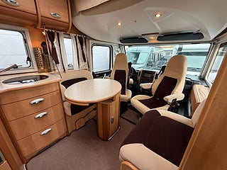 Husbil-integrerad Le Voyageur LX850 Mercedes (184HK AUT) Queensbed! ALDE! Hydrauliska stödben! 2 av 23