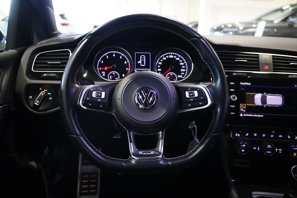 Volkswagen Golf I 5-dörrar 1.5 TSI 150HK R-Line M-Värme Kamera Plus-Pkt
