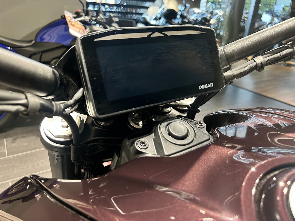 Ducati Xdiavel V4 /1mil/3,45%/Black Lava