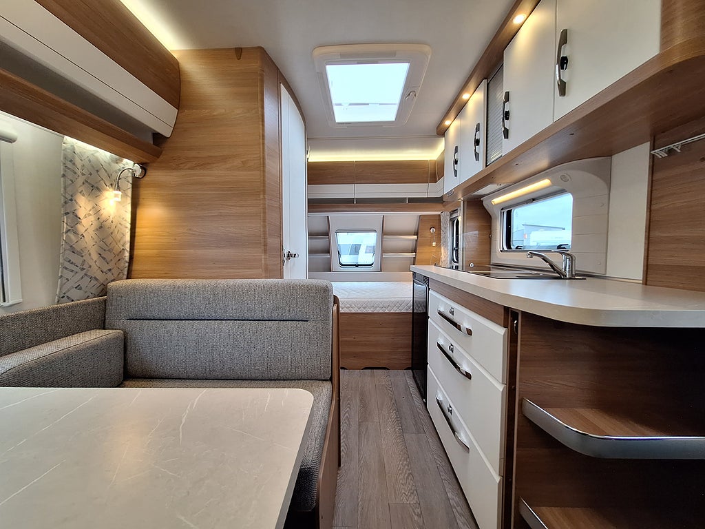 Hobby De Luxe 440 SFe Dubbelbädd, Boxmarkis