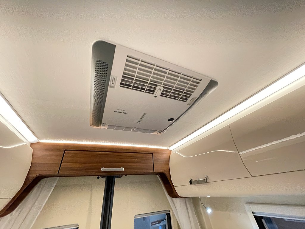 Karmann Davis 620 / AC bodel / Solcell x2/ Långbädd / 3500kg - Karmann