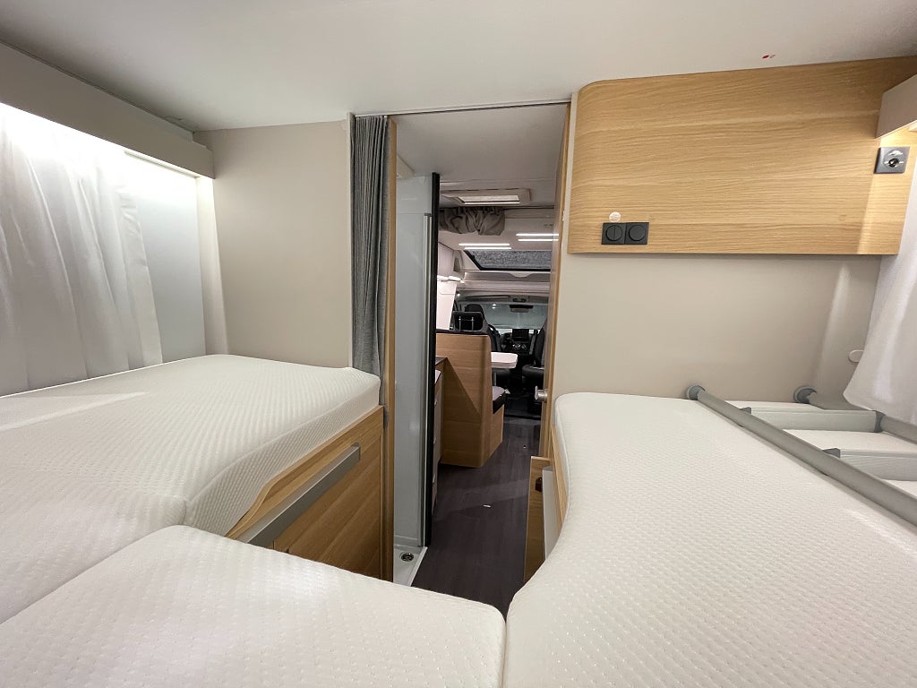 Adria Matrix Axess 670 SL /Taksäng/Automat/5 bältad/B-körkort - Adria