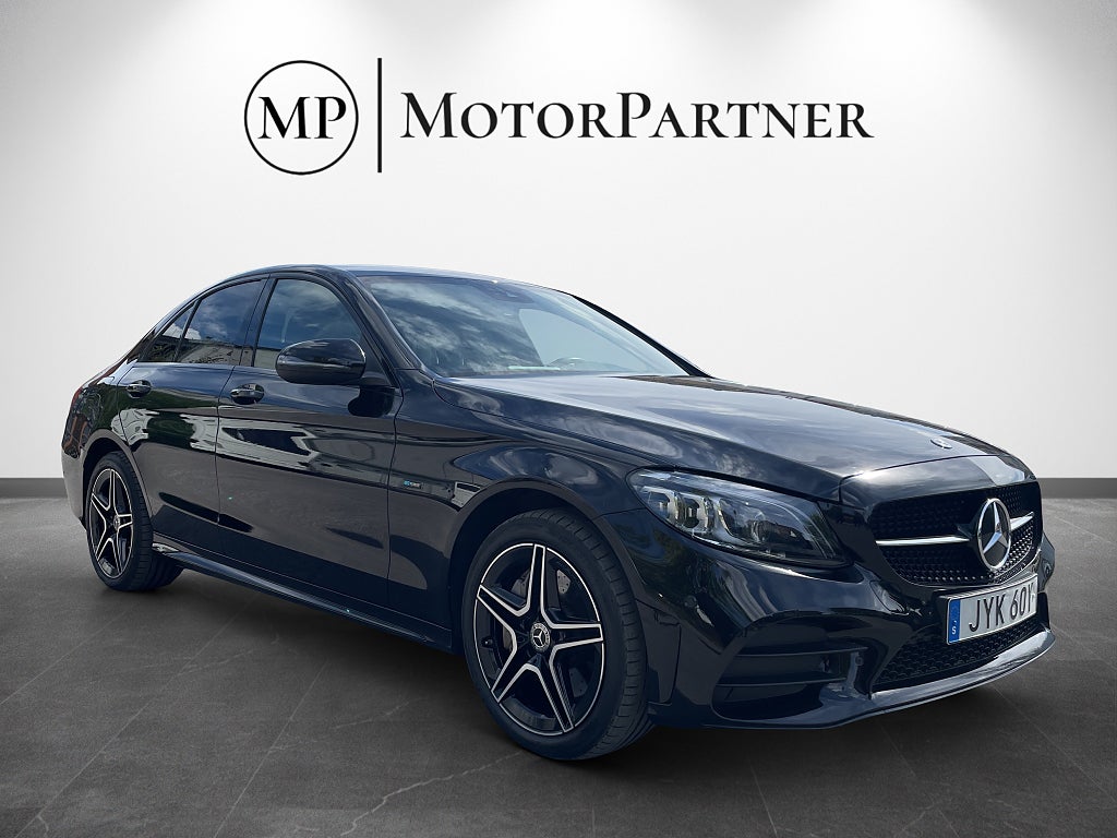 Mercedes-Benz C 300 e 4MATIC 9G AMG Cockpit Drag Värmare Navi Moms 