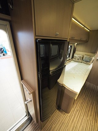 Husbil-halvintegrerad Adria Matrix 12 av 20