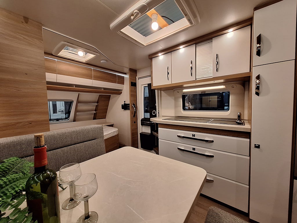 Hobby De Luxe 545 KMF Barnkammare: 3 Bäddar, Dusch, Kampanjprodukt!