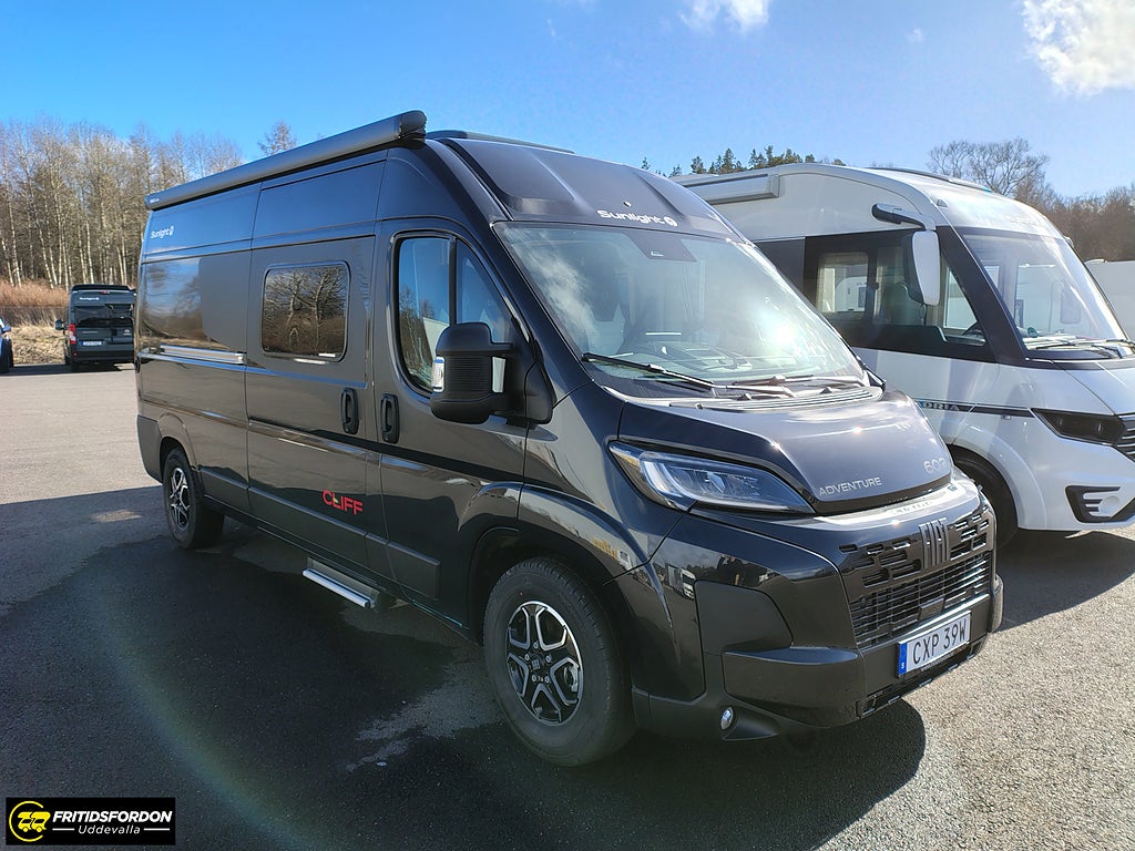 Sunlight Cliff 602 Adventure 6m med Långbäddar