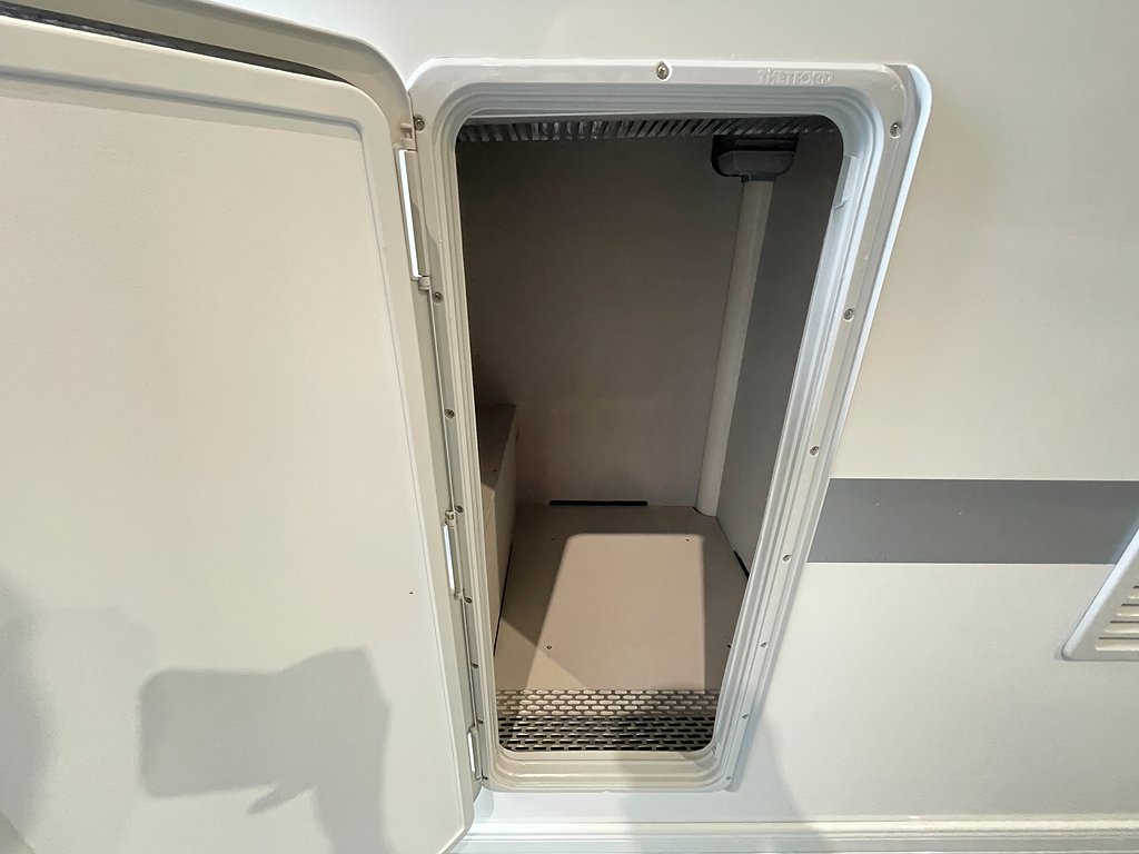 Adria Adora 613 HT / ALDE / Solcell / Långbäddar / Ugn - Adria