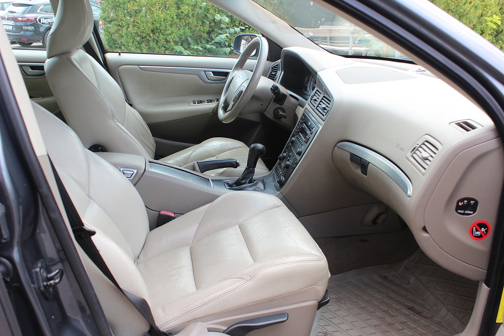 VOLVO V70 2.4 140 ch 4X2 BVM - CT OK - ATTEKAGE - CUIR INTÉGRALE - 270000 KM