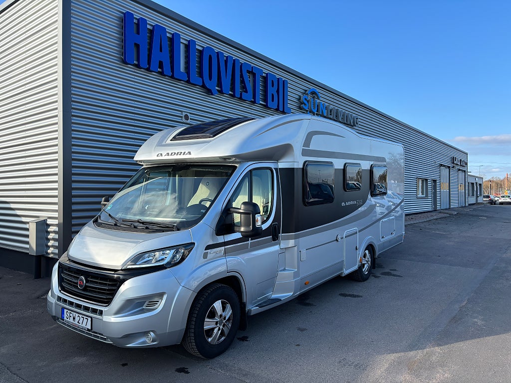 ADRIA MOBIL Matrix 670 SLT 50 Års Edition Solcell Ugn Taksäng