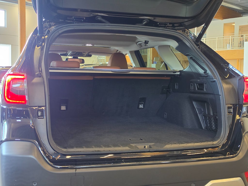 Subaru Outback 2.5 4WD XFuel Touring Drag Navi H&K Elstolar låg-skatt