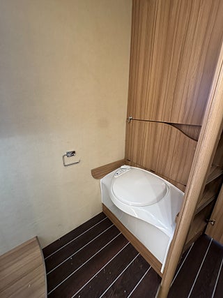 Husbil-integrerad Knaus Sun i 900 LX 177HK AUT Queensbed & exklusivt badrum! 16 av 28