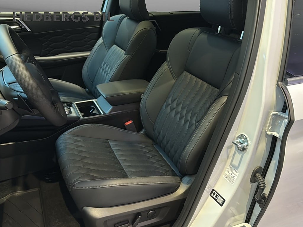 Mitsubishi Outlander  INST PHEV 2 TONE ( DEMOBIL) thumbnail