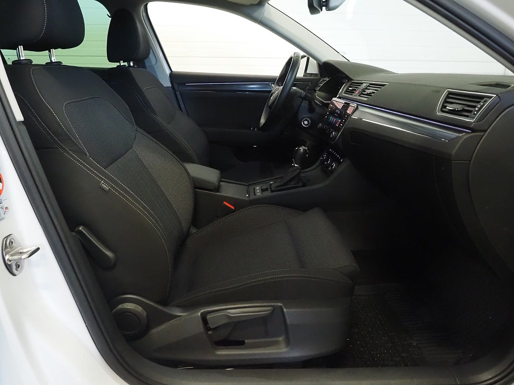 Skoda Superb iV 218hk Plug-in Style Drag Cockpit Värmare B-Kam Moms 2022