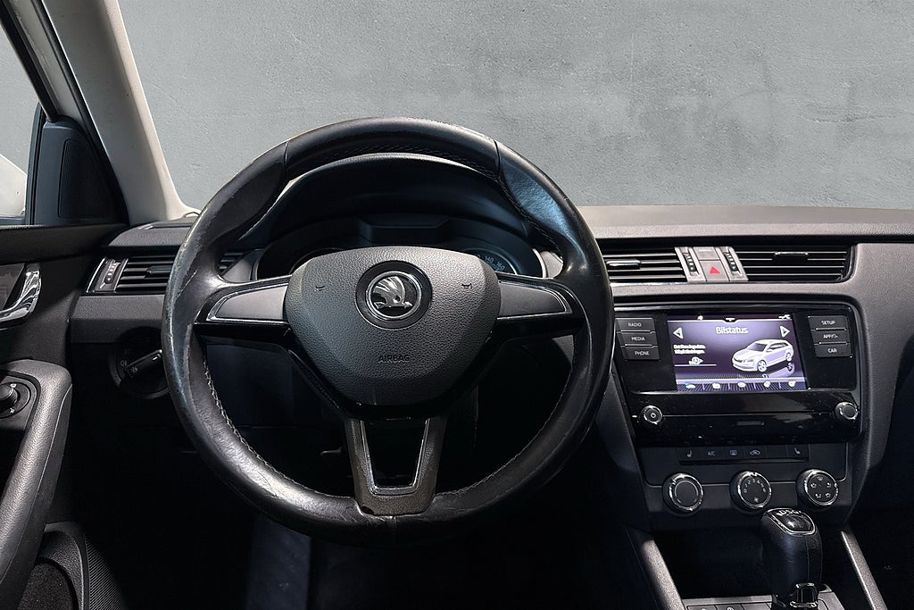 Skoda Octavia Kombi 1.6 TDI SCR 3-Ägare Automat Bluetooth