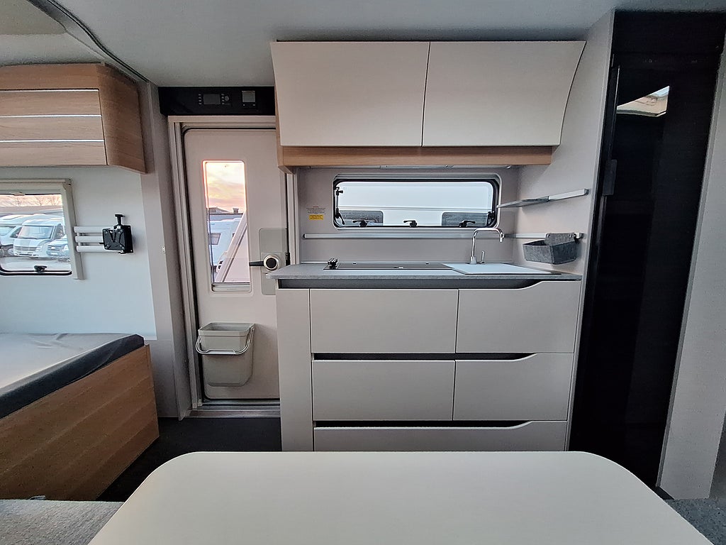 Adria Adora 573 PT Barnkammare: 3 Bäddar, Nytt Tält