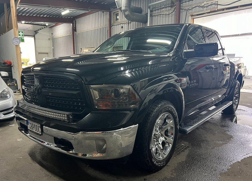 RAM 1500 Laramie Crew Cab 5.7 V8 HEMI 4x4 TorqueFlite, 395hk