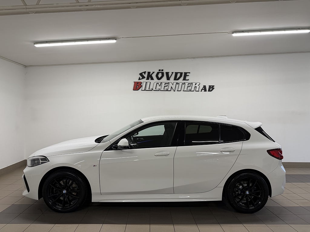 BMW 118i M Sport Shadowline/HiFi/LED/Rattvärme/Adaptiv Farthålla
