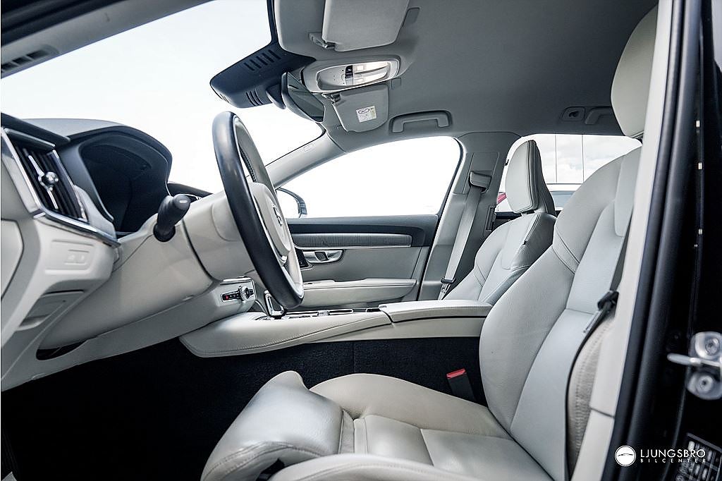 Volvo V90 Recharge T6 AWD Dark Plus 350hk