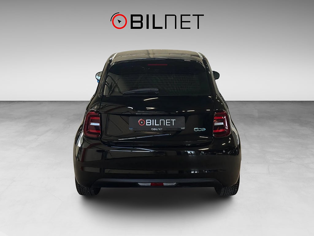 Fiat 500 e 42 kWh Long Range / Svart Metallic 4-sits Carplay