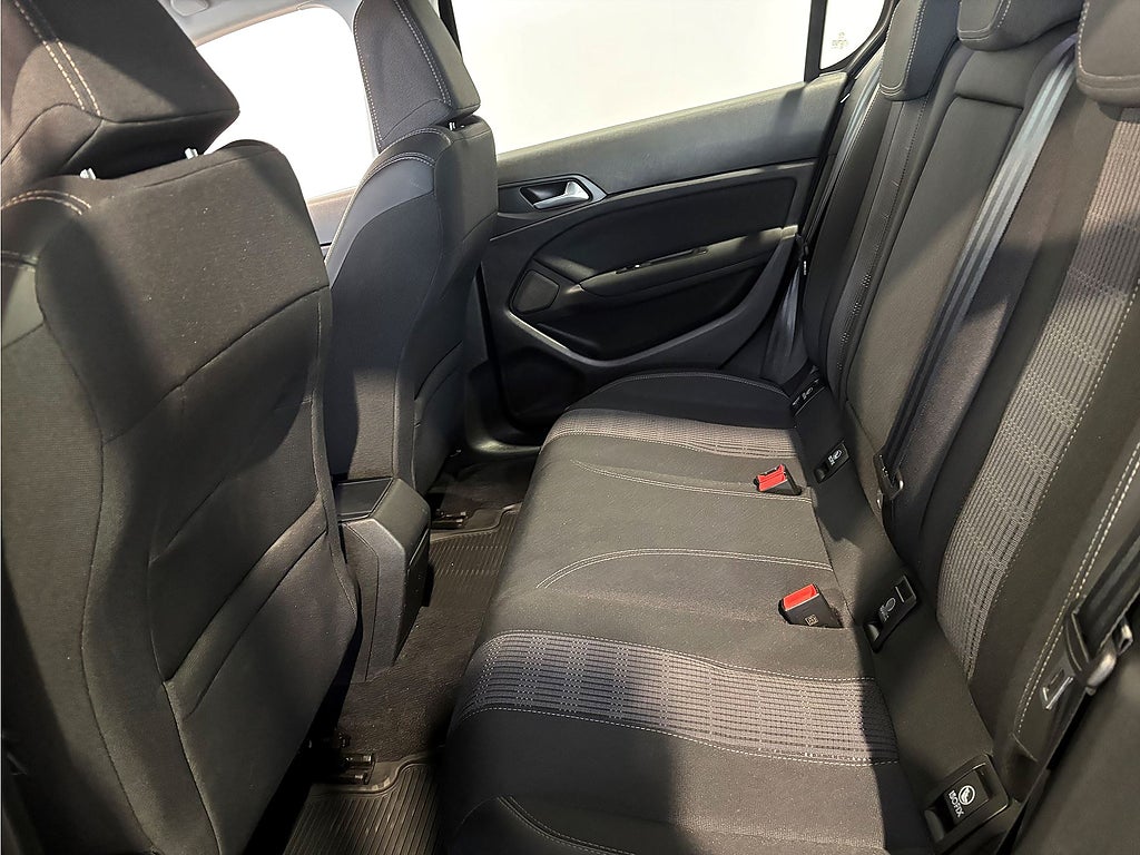 Bild på Peugeot 308 5D Allure 1.2 PT 130hk - CARPLAY, BACKSENSORER