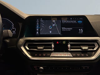 BMW 330e Sport line 360°kamera HuD Rattvärme Navigation S&V-däck – bild 11