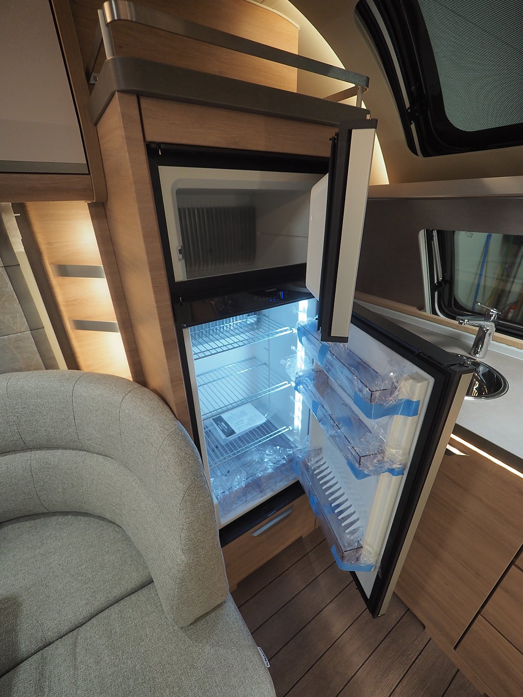 Knaus Südwind 650 PEB 60 Year  ALDE I Framkök I Långbädd