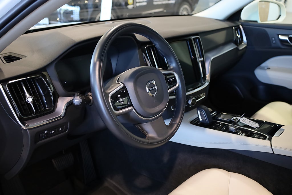 Volvo V60 T8 Twin Engine 392hk AWD Momentum Advanced | Skinn | 2020