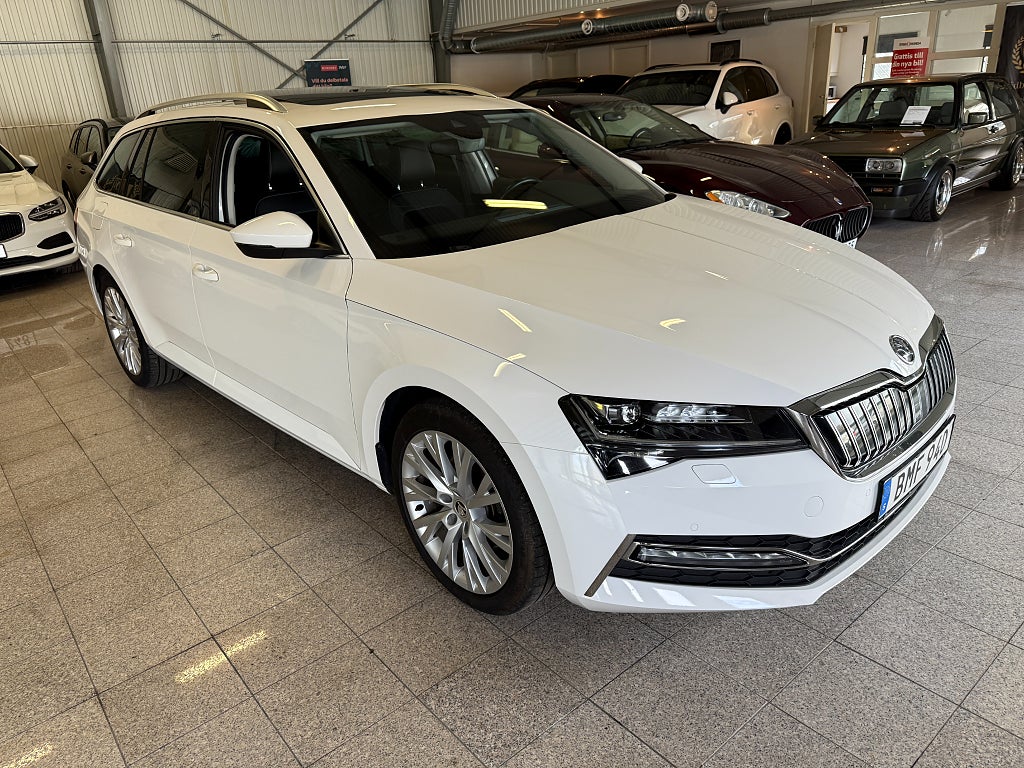 Skoda Superb iV Combi Plug-in Navi Cockpit Panorama Värmare