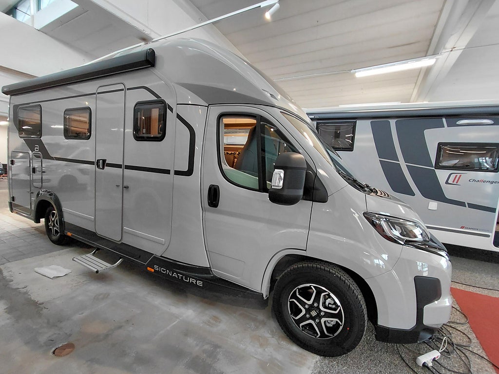 Bürstner Signature ÄNTLIGEN I HALLEN. söndag 11.00 / SFT 7.1 (drop-down)