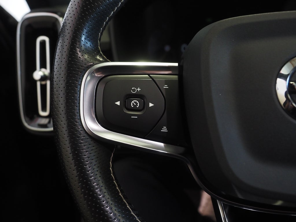 Volvo XC40 Recharge P8 AWD 408hk Core | Kamera | Skinn | 2021