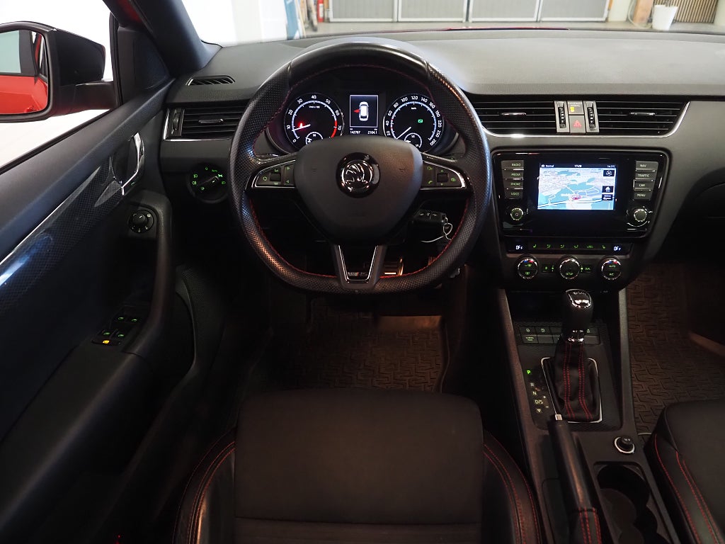 Skoda Octavia Kombi RS 2.0 TSI 220hk Dragkrok Navi P-Värm PDC 19" 2015