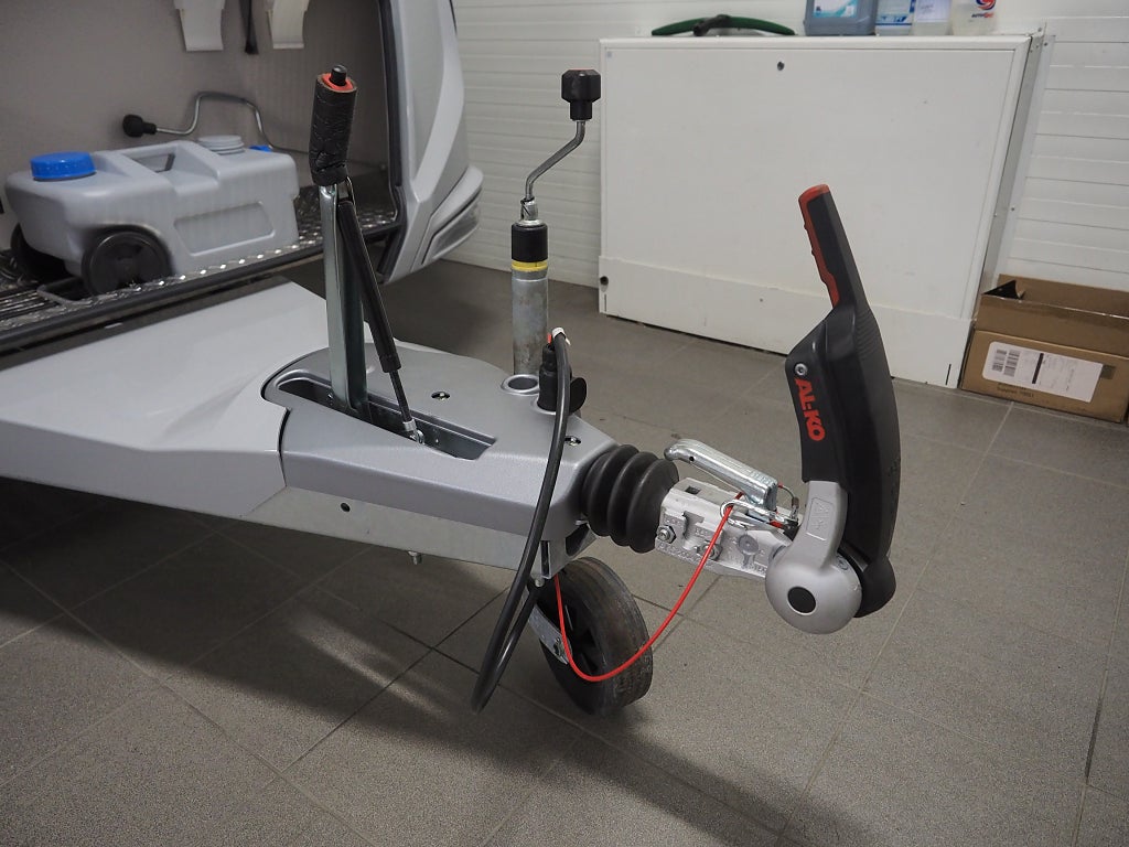 Knaus Südwind 650 PEB 60 Year  ALDE I Framkök I Långbädd