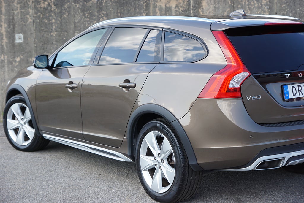 Volvo V60 Cross Country D4 AWD Summum|Drag|BLIS|Värmare|Adaptiv-Fart|S
